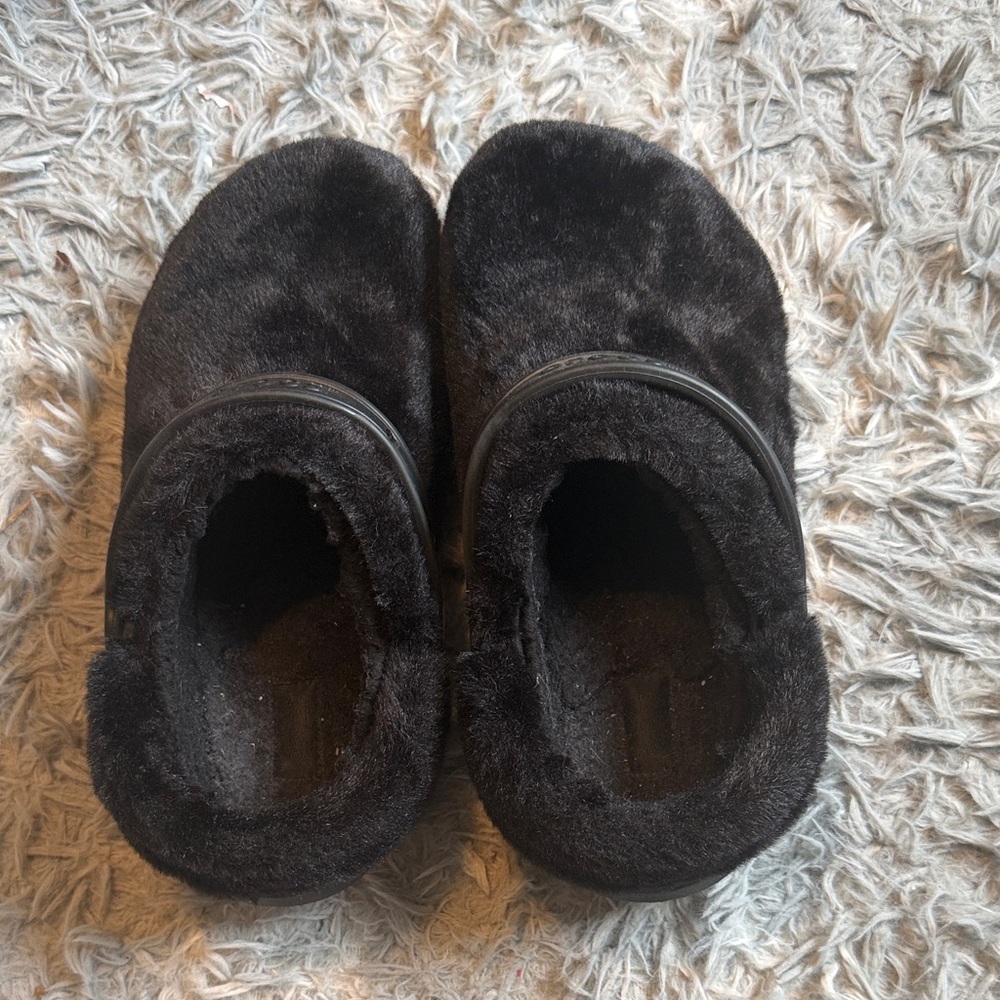 Black Fuzzy-Lined Crocs – Cozy & Comfy! 🖤